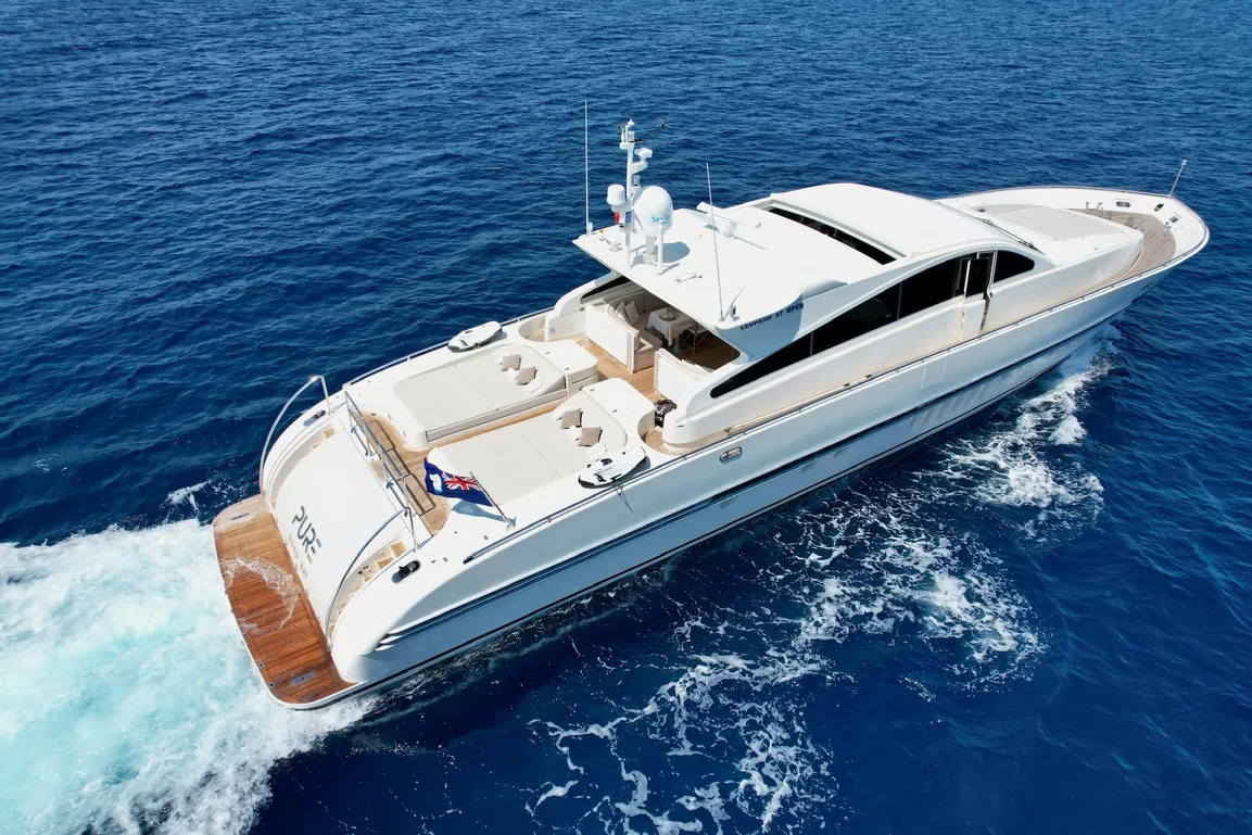 Leopard 90 motor yacht aft profile